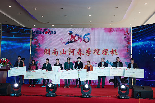 逆市可为！星际官网注册智能挖掘机首场展销会完美收官