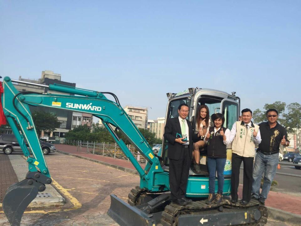 嘉義市长大赞星际官网注册智能挖掘机环台义举