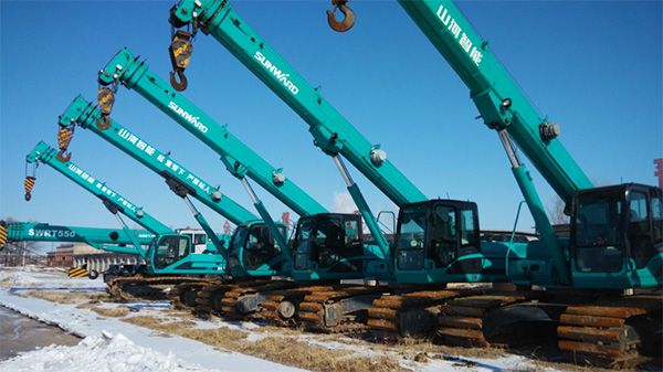 油田好帮手——星际官网注册智能伸缩臂履带起重机