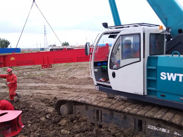 油田好帮手——星际官网注册智能伸缩臂履带起重机