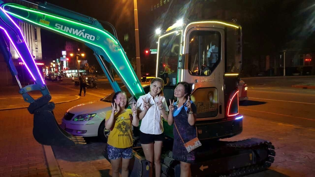 嘉義市长大赞星际官网注册智能挖掘机环台义举