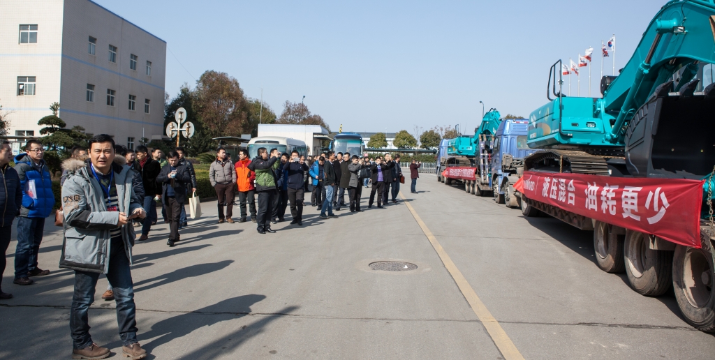就这样被你征服！星际官网注册智能100台液压混合动力挖掘机挺进矿山