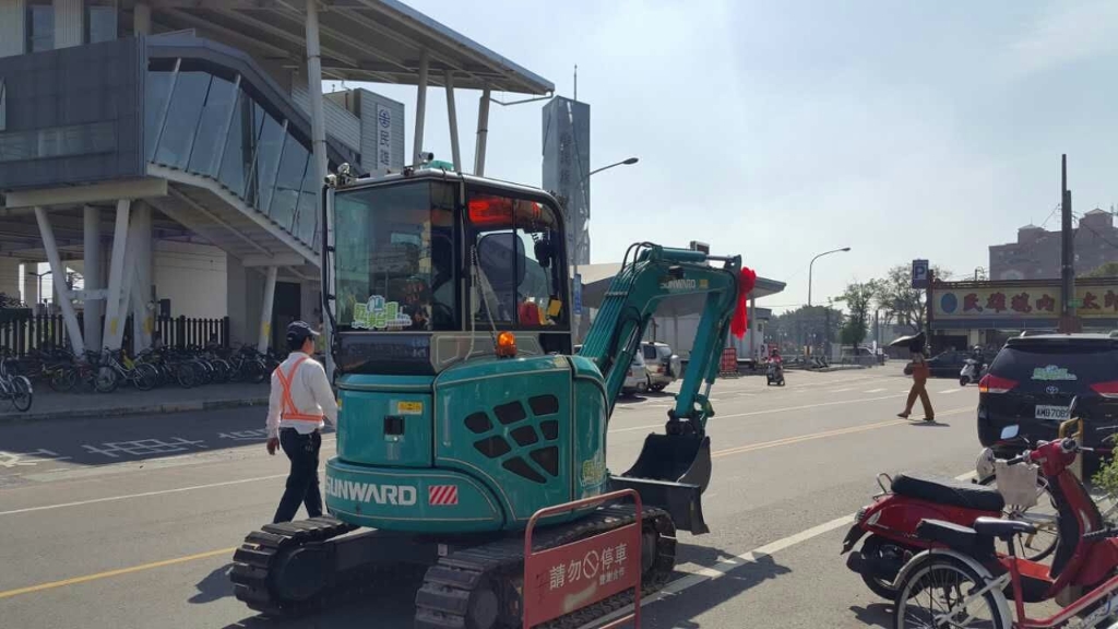 嘉義市长大赞星际官网注册智能挖掘机环台义举