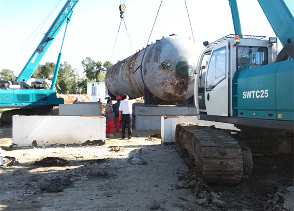 油田好帮手——星际官网注册智能伸缩臂履带起重机