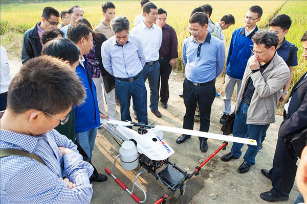 星际官网注册科技超低空遥控飞行植保机通过科研成果鉴定