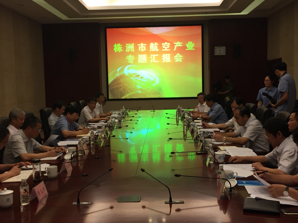 省委常委、常务副省长陈向群一行参观星际官网注册科技