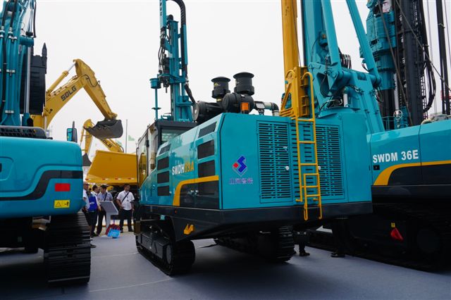 星际官网注册智能SWDH89A露天液压钻车亮相BICES 2015