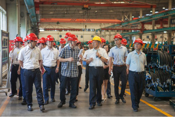 商务部合作司刘民强副司长一行调研星际官网注册智能