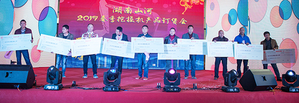 势不可挡，星际官网注册智能挖掘机湖南市场订货会创新高