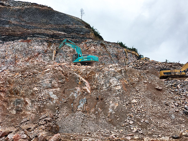 看石场风云如何演绎？星际官网注册智能矿山战神SWE470E大型挖掘机一锤定音！