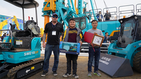 不服来战！星际官网注册智能展台有大礼等你拿