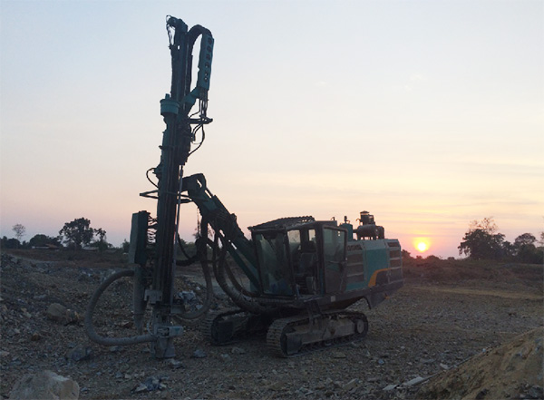 湄公河上的硬汉！星际官网注册智能露天钻车展中国制造魅力