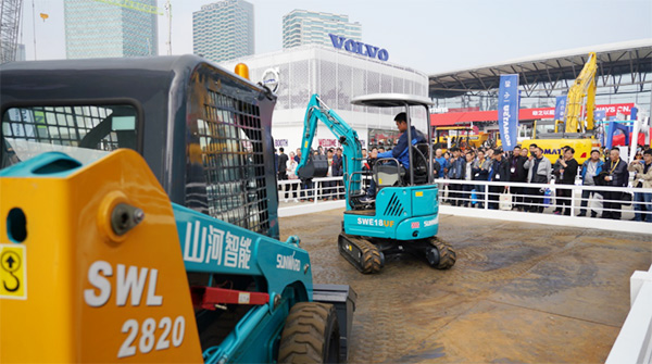 不服来战！星际官网注册智能展台有大礼等你拿