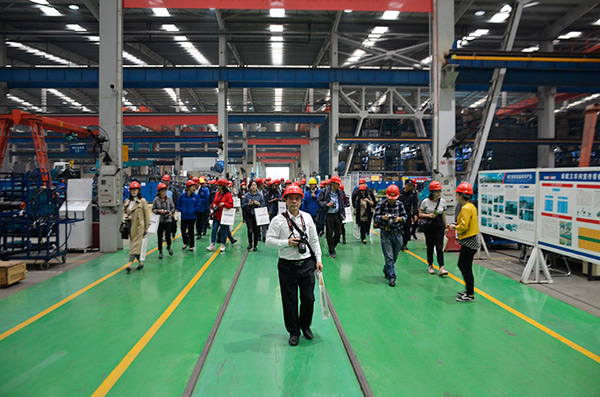 开启工程机械之都体验之旅，中外媒体观摩团到访星际官网注册智能