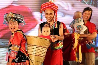 他们，用小小背篓背出星际官网注册大情怀