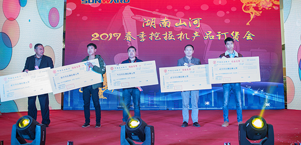 势不可挡，星际官网注册智能挖掘机湖南市场订货会创新高