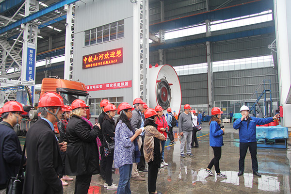 开启工程机械之都体验之旅，中外媒体观摩团到访星际官网注册智能