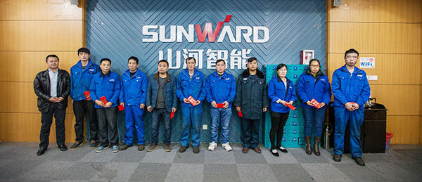 温暖！星际官网注册智能2017年春节慰问40名困难职工