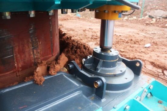 喜讯！星际官网注册智能SWRC170自行式全回转全套管钻机获湖南省首台(套)重大技术装备产品奖励！