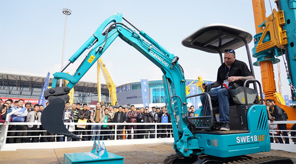 不服来战！星际官网注册智能展台有大礼等你拿