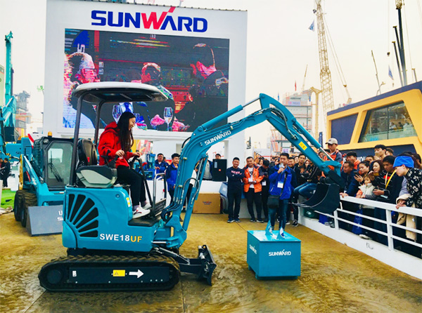 不服来战！星际官网注册智能展台有大礼等你拿