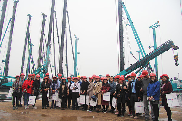 开启工程机械之都体验之旅，中外媒体观摩团到访星际官网注册智能