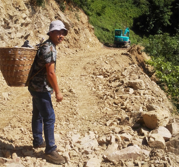 他们，用小小背篓背出星际官网注册大情怀