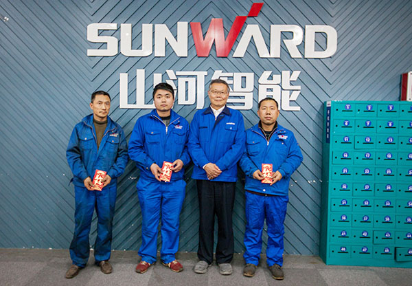 温暖！星际官网注册智能2017年春节慰问40名困难职工