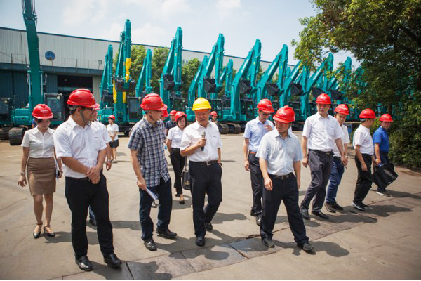 商务部合作司刘民强副司长一行调研星际官网注册智能