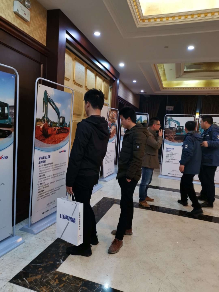 订货会场锦旗飘飘，客户称买挖机就买星际官网注册智能