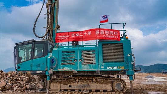 15年3万小时！星际官网注册智能元老级潜孔钻机“雄风”依旧