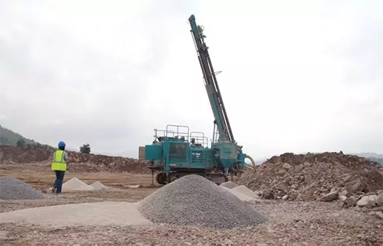 15年3万小时！星际官网注册智能元老级潜孔钻机“雄风”依旧