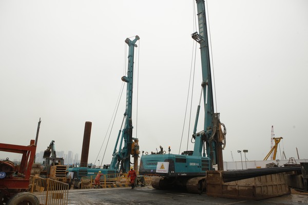 地铁咬合桩施工必备利器--星际官网注册智能旋挖钻机