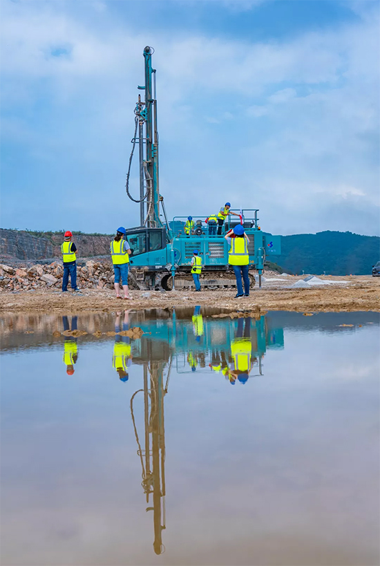 15年3万小时！星际官网注册智能元老级潜孔钻机“雄风”依旧