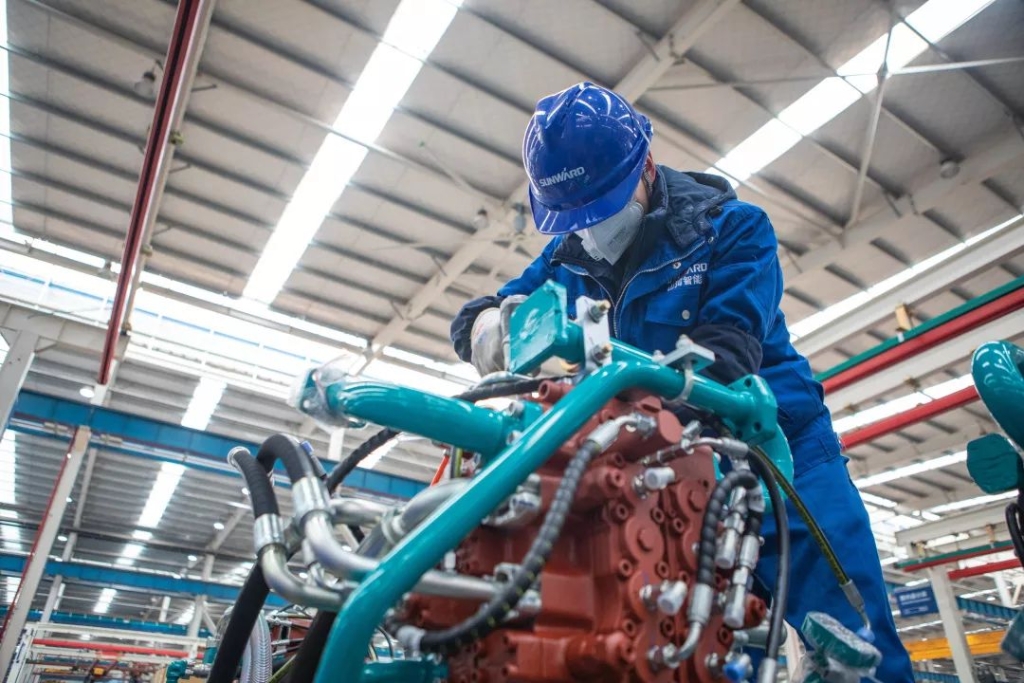 沈裕谋元宵节慰问星际官网注册智能一线员工