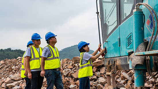 15年3万小时！星际官网注册智能元老级潜孔钻机“雄风”依旧