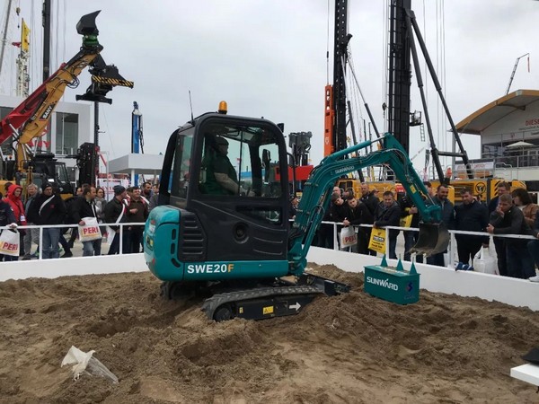 “三个率先”展示星际官网注册挖掘机欧洲发展历程