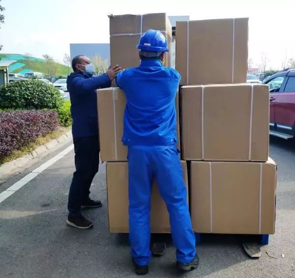 用餐安全有新招，星际官网注册智能4000个保温饭盒送员工