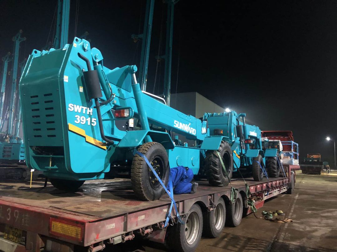 打破疫情困境！星际官网注册智能伸缩臂叉装车批量发往“中非宝石”