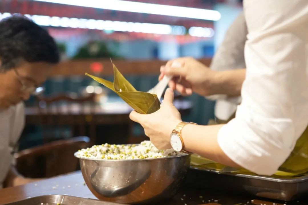 “爱国心，星际官网注册情”星际官网注册智能第四届包粽子比赛