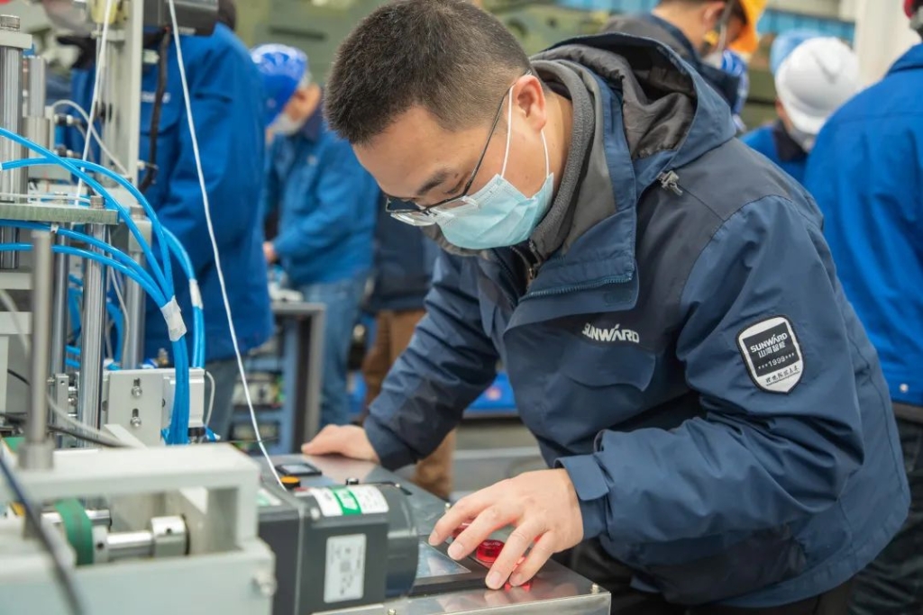 星际官网注册智能首台口罩机交付客户