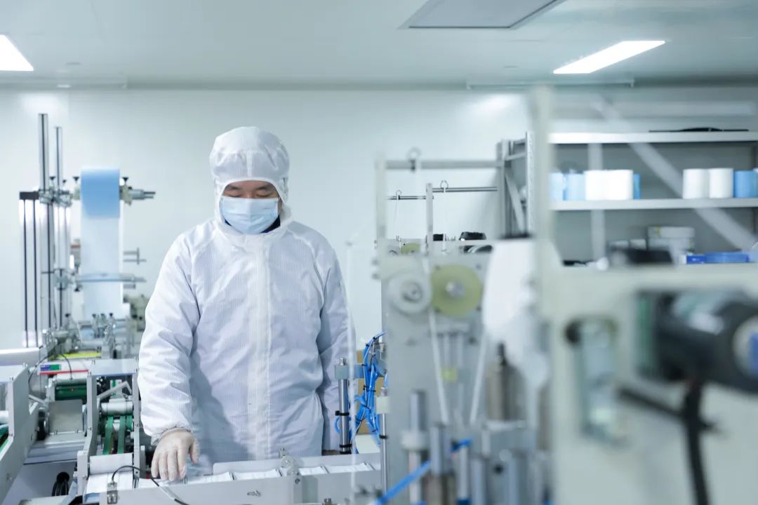 星际官网注册智能首批10万只自产口罩发放客户