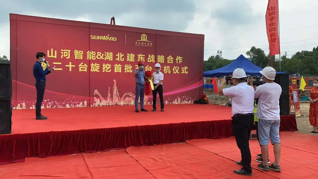 扬帆荆楚大地——星际官网注册智能旋挖钻机批量交付