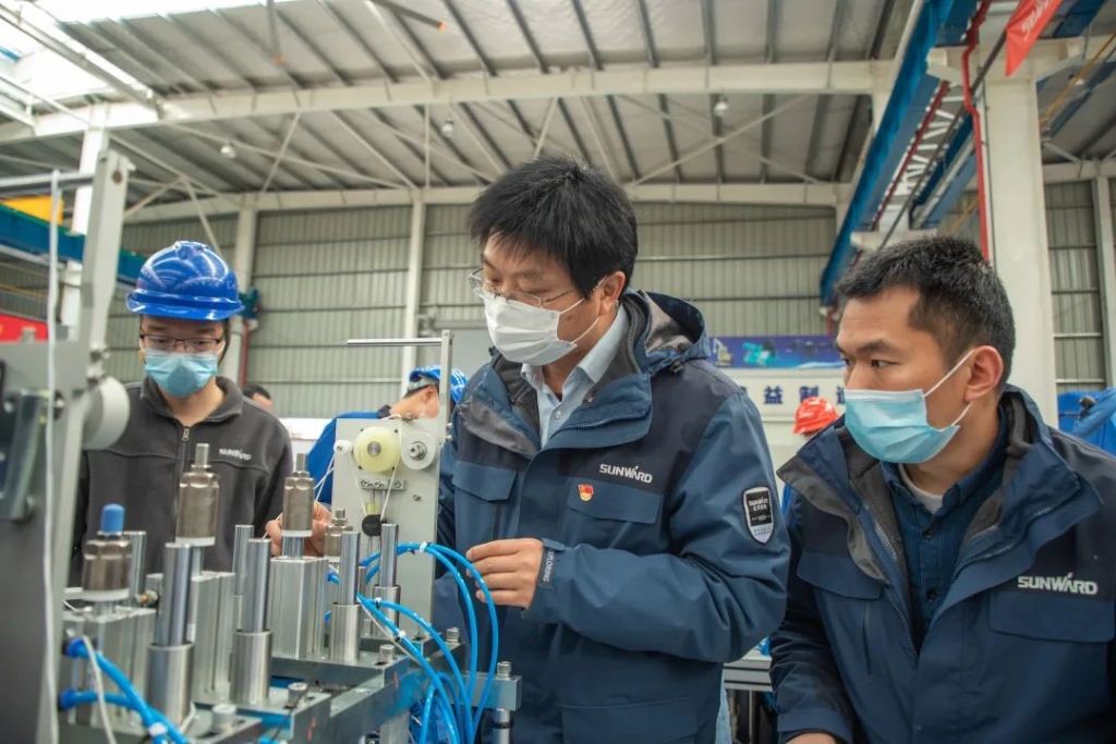 星际官网注册智能首台口罩机交付客户