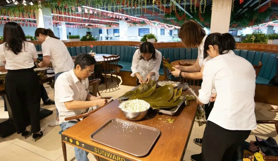 “爱国心，星际官网注册情”星际官网注册智能第四届包粽子比赛