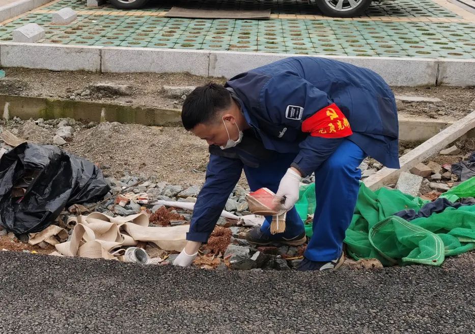 星际官网注册智能党员志愿者开展义务环境清扫