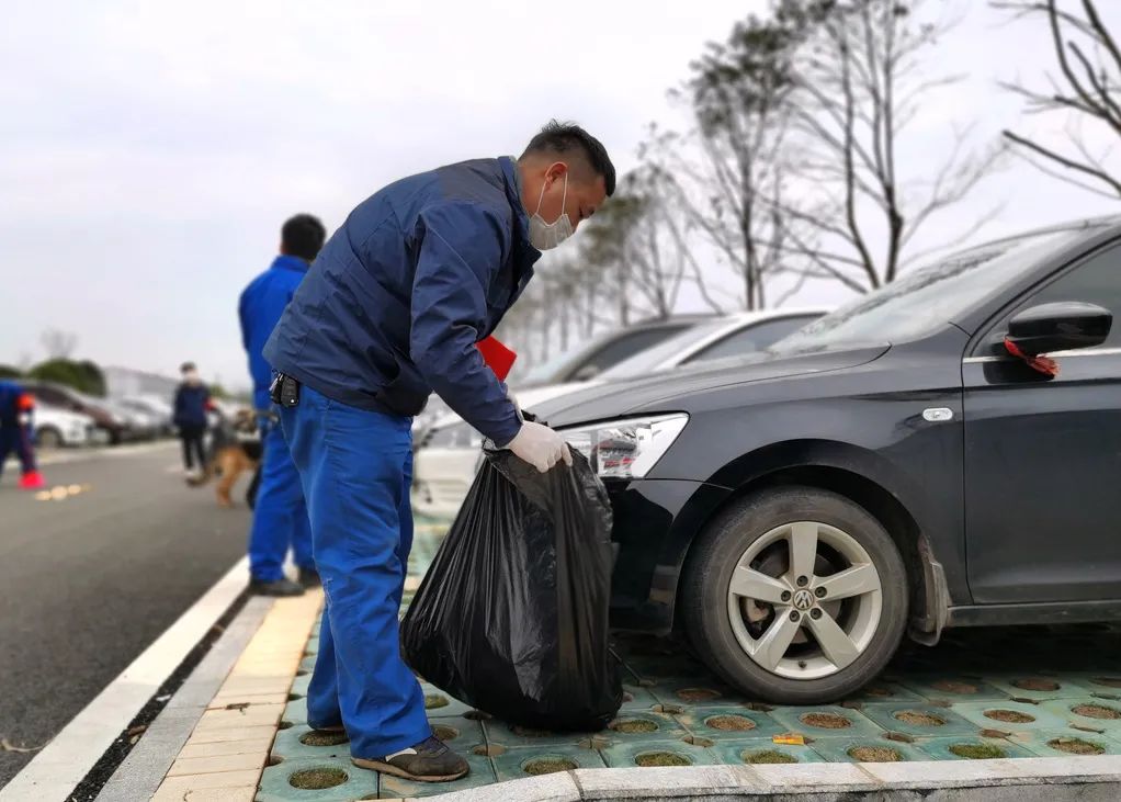 星际官网注册智能党员志愿者开展义务环境清扫