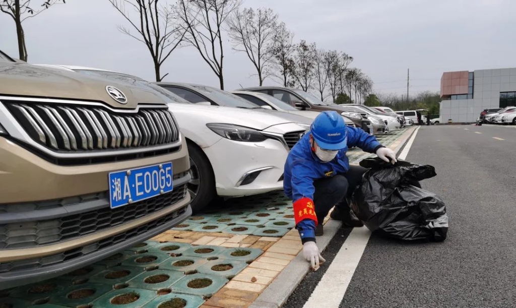星际官网注册智能党员志愿者开展义务环境清扫