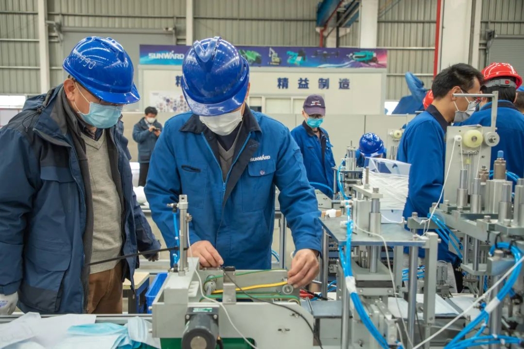 星际官网注册智能首台口罩机交付客户