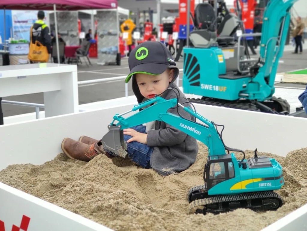 星际官网注册智能全新亮相美国工程机械展